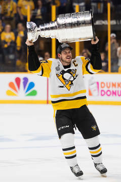 Pittsburghs Sidney Crosby jublar med Stanley Cup-pokalen