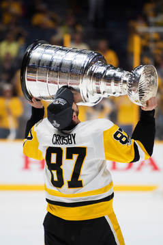 Pittsburghs Sidney Crosby kysser Stanley Cup-pokalen