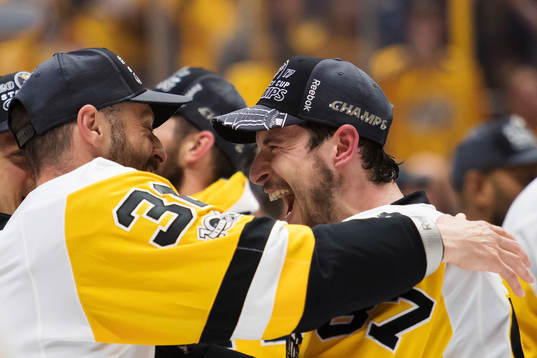 Pittsburghs Mark Streit och Sidney Crosby jublar