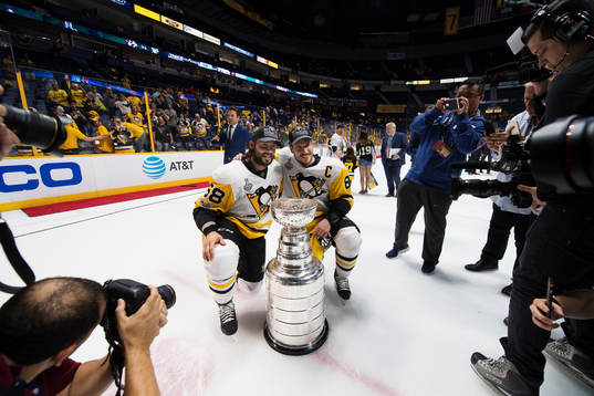 Pittsburghs Kris Letang och Sidney Crosby med Stanley