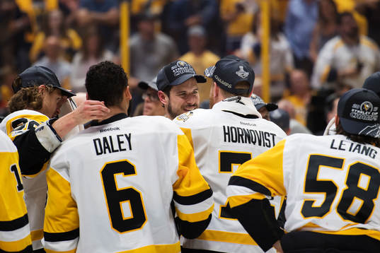 Pittsburghs Sidney Crosby pratar med Patric Hörnqvist