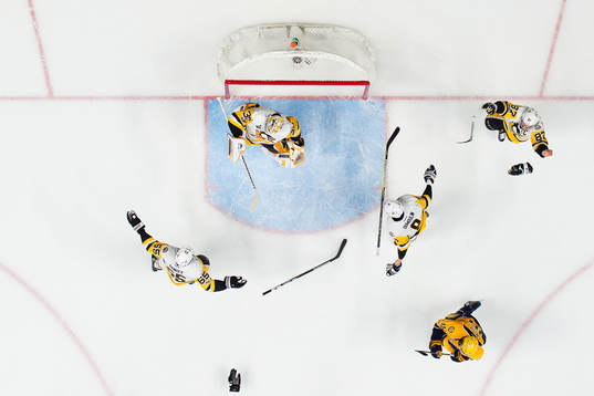 Pittsburghs Ron Hainsey, målvakt Matthew Murray, Brian