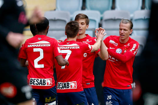 Örgrytes Daniel Paulson jublar med lagkamrater