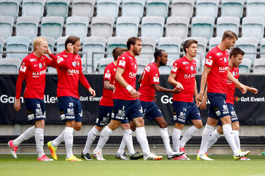 Örgrytes Daniel Paulson jublar med lagkamrater