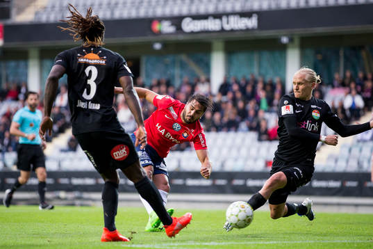 Örgrytes William Atashkadeh skjuter förbi täckande