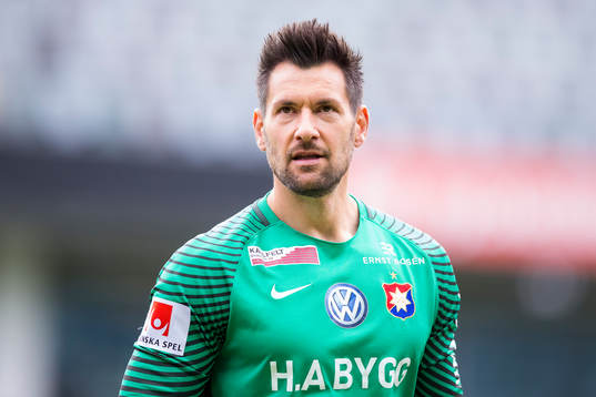 Örgrytes målvakt Stojan Lukic innan fotbollsmatchen i