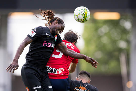Dalkurds Kebba Ceesay i nickduell med Örgrytes Johan