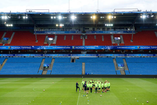 De svenska spelarna samlas på Ullevaal Stadion