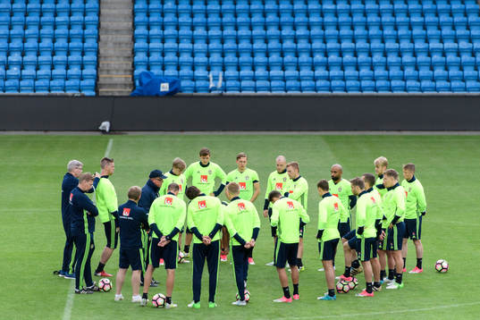 De svenska spelarna samlas på Ullevaal Stadion