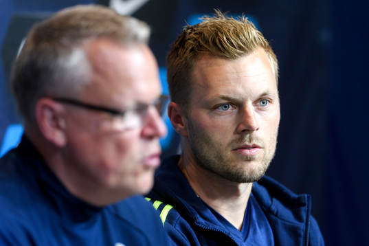 Sebastian Larsson på en presskonferens med det svenska