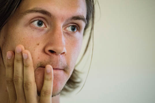 Kristoffer Olsson deltar i en mixed zone