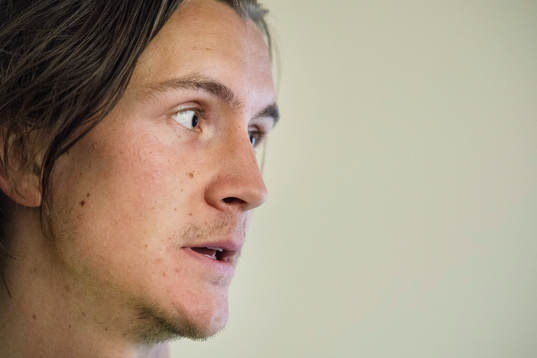Kristoffer Olsson deltar i en mixed zone
