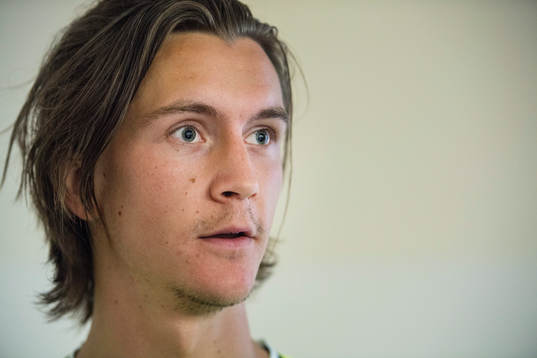 Kristoffer Olsson deltar i en mixed zone