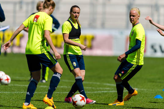 Sveriges Kosovare Asllani och Caroline Seger