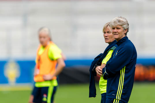 Sveriges förbundskapten Pia Sundhage och assisterande