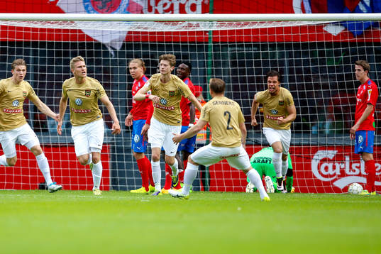 Brommapojkarnas Carl Starfelt jublar