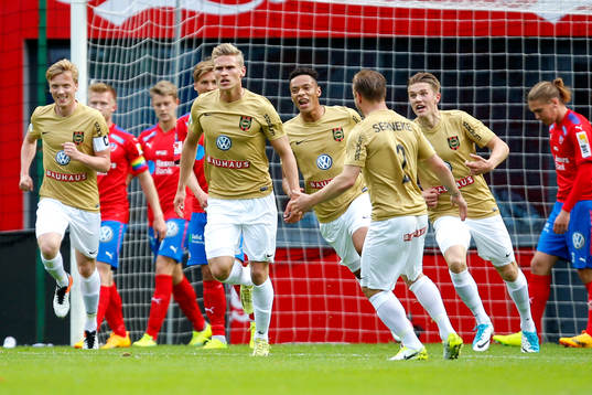 Brommapojkarnas Carl Starfelt jublar
