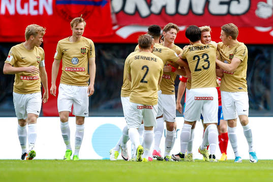 Brommapojkarnas Carl Starfelt jublar