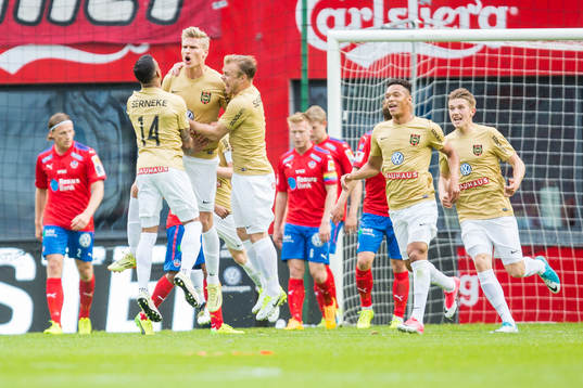 Brommapojkarnas Carl Starfelt jublar