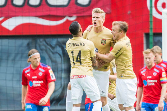 Brommapojkarnas Carl Starfelt jublar