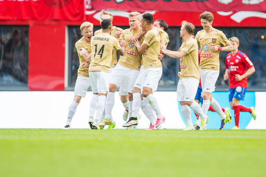 Brommapojkarnas Carl Starfelt jublar