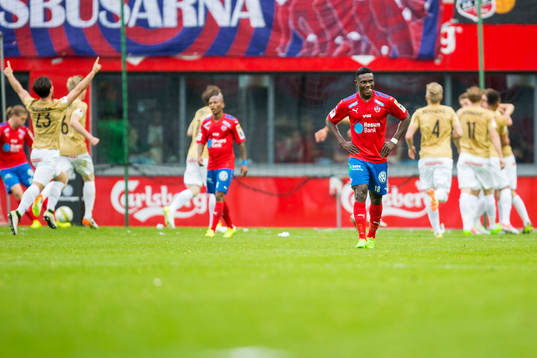 Helsingborgs Oke Akpoveta deppar samtidigt som