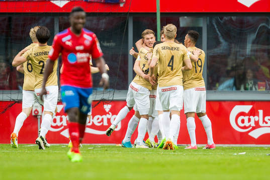 Brommapojkarnas spelare jublar