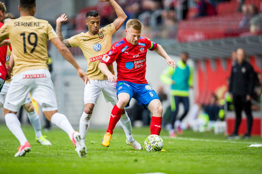 Helsingborgs Andreas Landgren i närkamp
