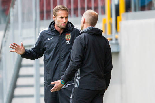 Brommapojkarnas tränare Olof Mellberg i diskussion med