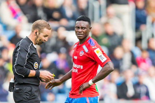 Helsingborgs Edwin Gyimah i samtal med domare Jim Petersson