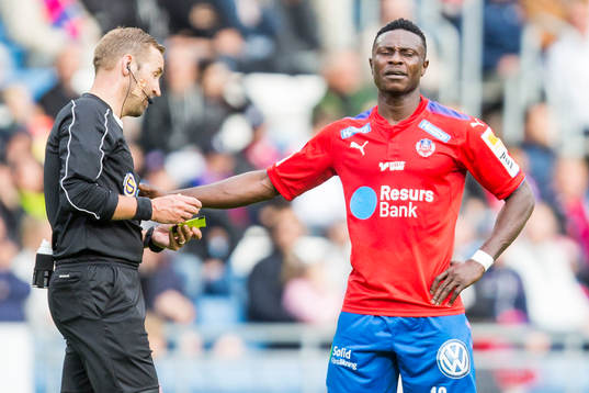 Helsingborgs Edwin Gyimah i samtal med domare Jim Petersson