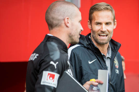Brommapojkarnas tränare Olof Mellberg i samtal med