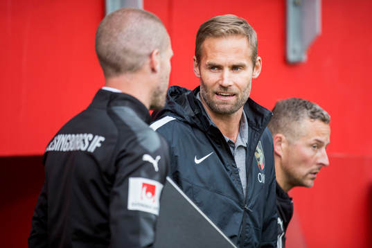 Brommapojkarnas tränare Olof Mellberg i samtal med