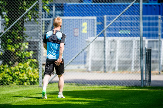 Anders Christiansen skadar sig och tvingas lämna planen
