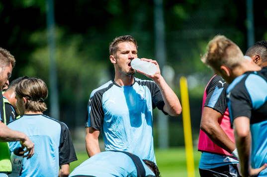 Markus Rosenberg dricker vatten