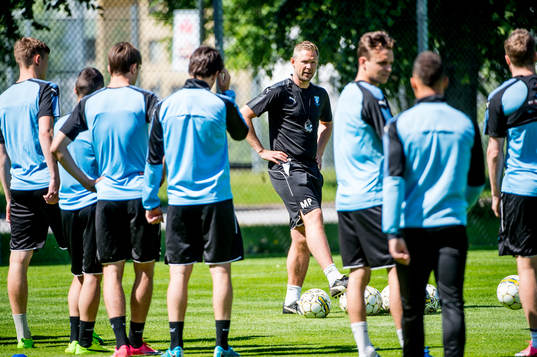 Tränare Magnus Pehrsson bland spelarna