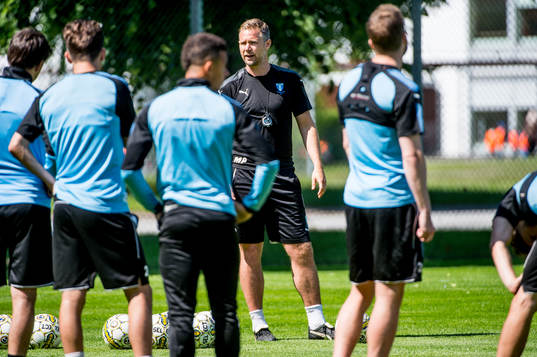 Tränare Magnus Pehrsson bland spelarna