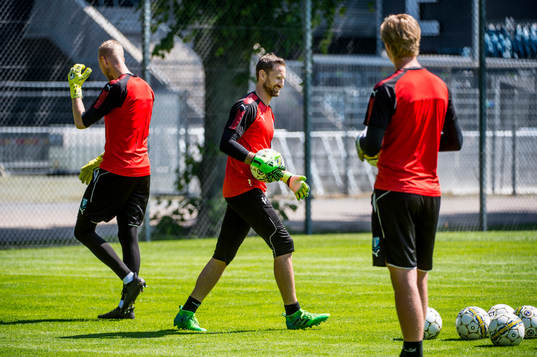 Målvakt Johan Wiland i mitten