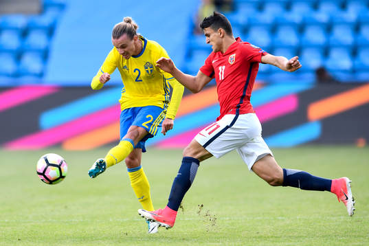 Sveriges Niklas Hult och Norges Mohamed  Amine Elyounoussi