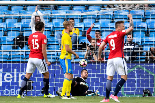Norges Mohamed  Amine Elyounoussi (ej i bild) har gjort 1-0