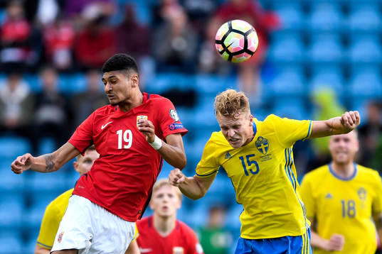 Norges Björn Maars Johnsen och Sveriges Oscar Hiljemark