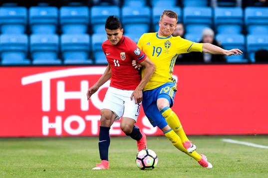 Norges Mohamed  Amine Elyounoussi och Sveriges Sam Larsson