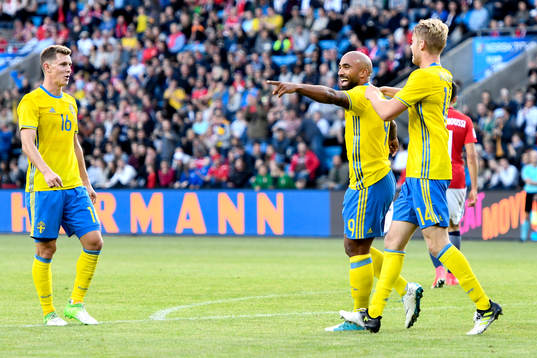 Sveriges Samuel Armenteros och Filip Helander jublar