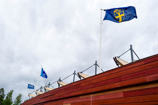 Flaggor före träningslandskampen i fotboll mellan Sverige