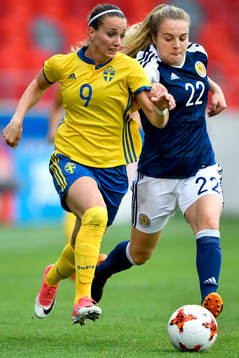 Sveriges Kosovare Asllani och Skottlands Fiona Brown