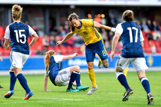 Sveriges Lotta Schelin grinar illa