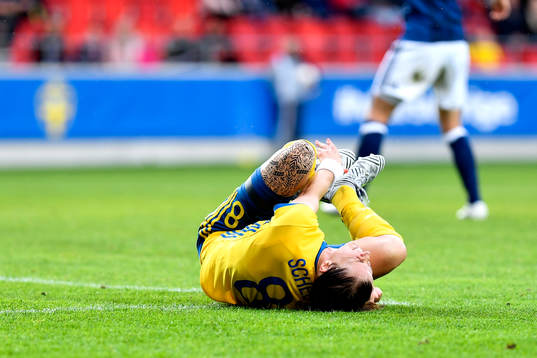 Sveriges Lotta Schelin grinar illa