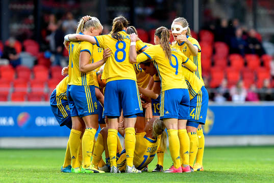 Sveriges Caroline Seger jublar med lagkamrater