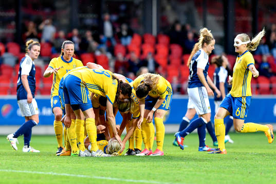 Sveriges Caroline Seger jublar med lagkamrater
