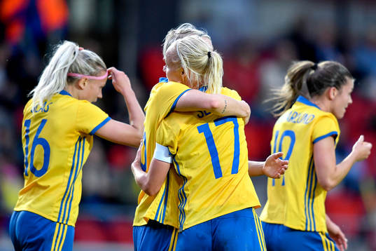 Sveriges Caroline Seger jublar med lagkamrater
